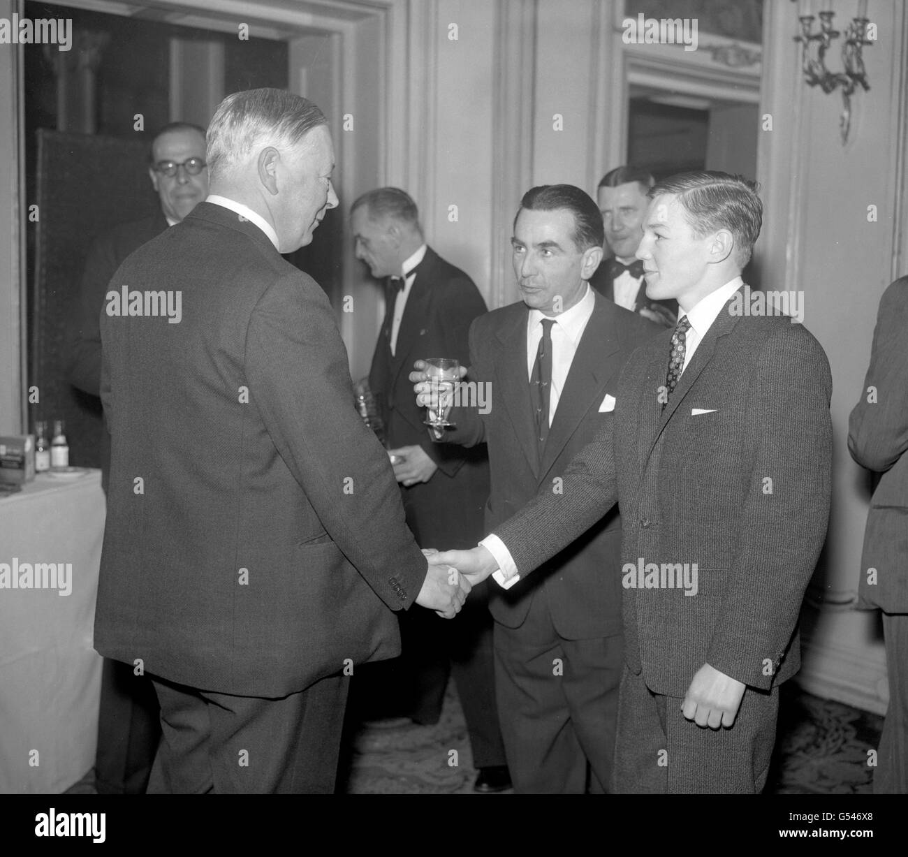 Der Duke of Norfolk im Gespräch mit dem Fliegengewicht-Boxer Terry Spinks, rechts, und Frank Butler, Vorsitzender des Boxing Writers' Club, bei der Clubprämierung im Criterion Restaurant, London. Terry erhielt den Preis für den besten jungen Boxer des Jahres. Stockfoto