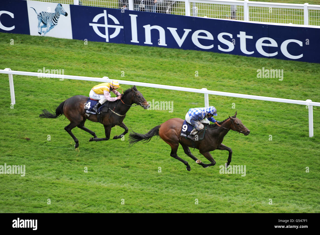 Rechtsschritt mit Jim Crowley (weiß und blau) Auf dem Weg zum Gewinn der Investec City und des Vorstadtbüros Handicap Stockfoto