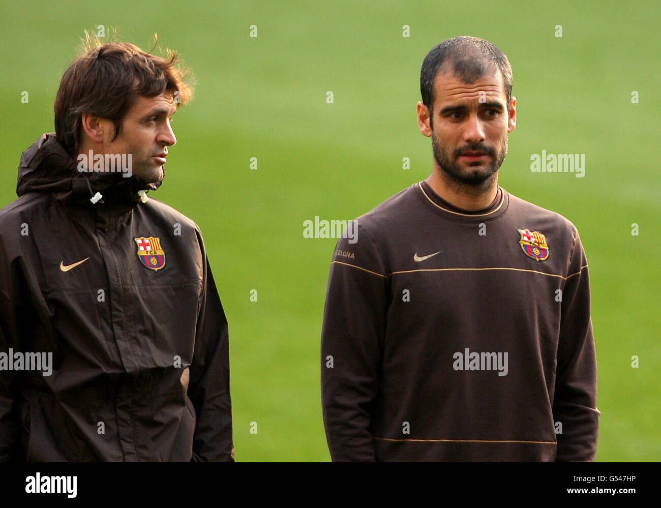 Fußball - UEFA Champions League - Halbfinale - zweite Etappe - Chelsea gegen Barcelona - Trainings- und Pressekonferenz - Stamford Bridge. Barcelonas Manager Josep Guardiola (r) und Assistent Tito Vilanova während einer Trainingseinheit an der Stamford Bridge, London. Stockfoto