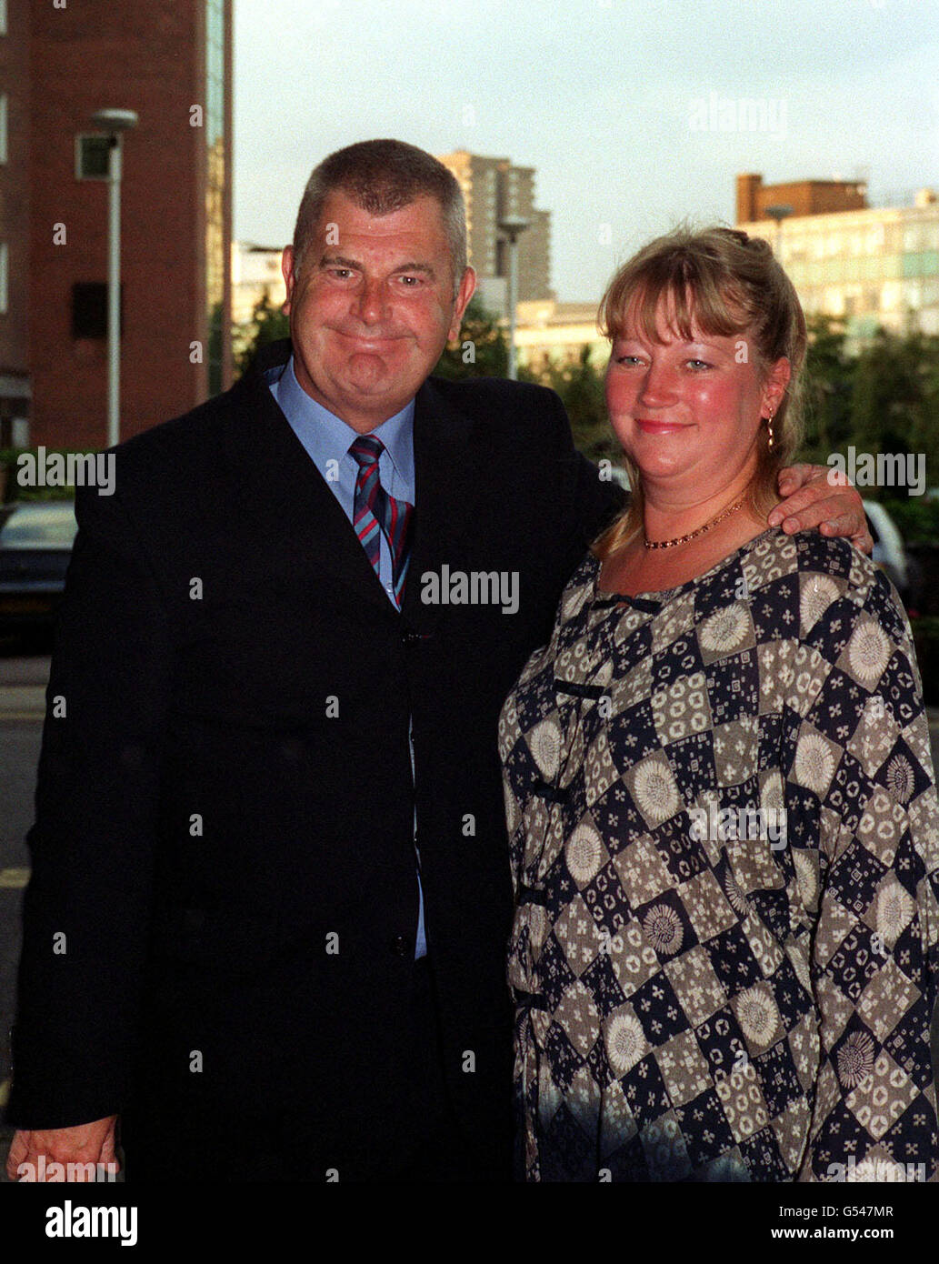 Nur Narren und Pferde spielen Ken MacDonald und seine Frau Sheila, die im BBC Television Center im Westen Londons für die Aufzeichnung der Night of 1000-Shows, einer Feier zum 40-jährigen Bestehen des Fernsehzentrums, ankommen. * 23/12/01 der neue Vermieter des Nag's Head SID (Roy Heather) wird seinen ersten Auftritt beim Weihnachtstag Special von Only Fools and Horses machen. Stockfoto