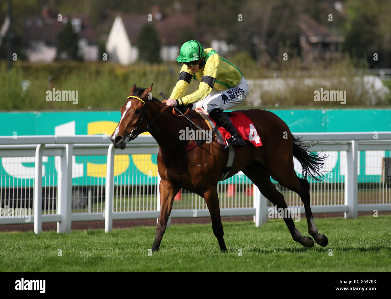 Morant Bay gerittene Tom Queally gewinnt die Nordoff Robbins Willie Robertson Memorial Maiden-Stutfohlen während der bet365 Ultimate Celebration Friday auf der Sandown Park Racecourse, Esher. Stockfoto