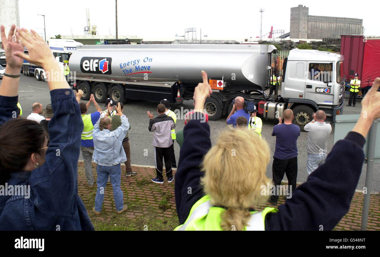 Der erste Tanker fährt aus den Avonmouth Docks, der erste, der seit Beginn des Protestes abfährt, und wird von Demonstranten begrüßt. Stockfoto