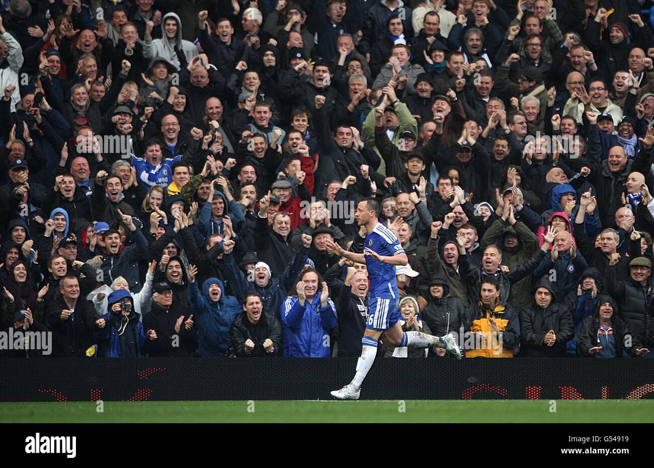 Chelsea's John Terry feiert das zweite Tor seiner Seite in Vorderseite der Lüfter Stockfoto