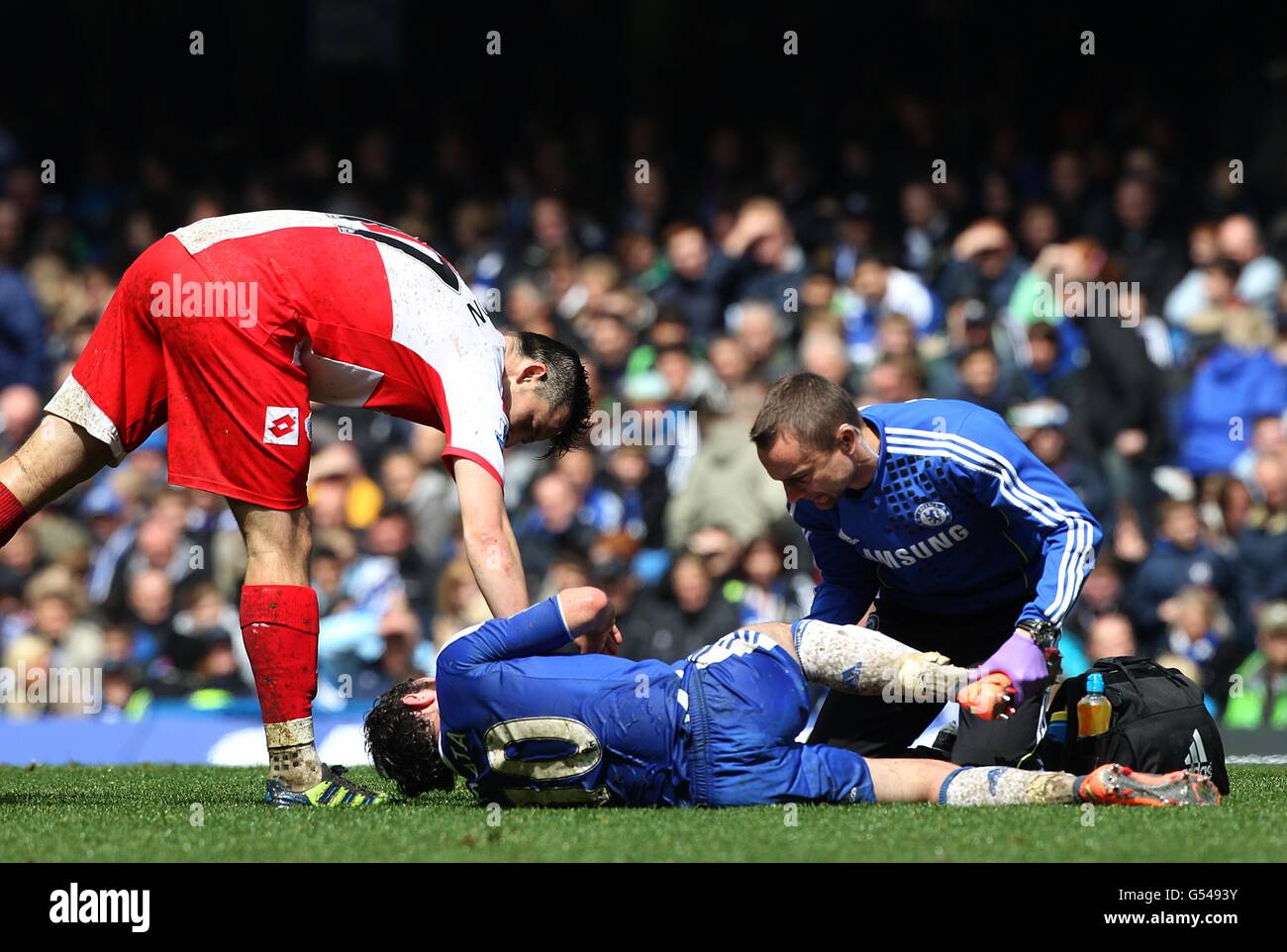 Fußball - Barclays Premier League - Chelsea gegen Queens Park Rangers - Stamford Bridge. Joey Barton (links) der Queens Park Rangers überprüft nach seiner Herausforderung den Zustand von Juan Mata aus Chelsea Stockfoto