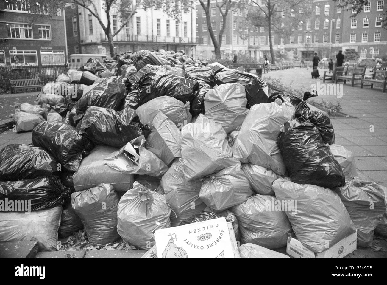Berge von Müllsäcken verunreinigen den Soho Square im Zentrum Londons aufgrund eines Streiks von mitarbeitern des stadtrats. Stockfoto
