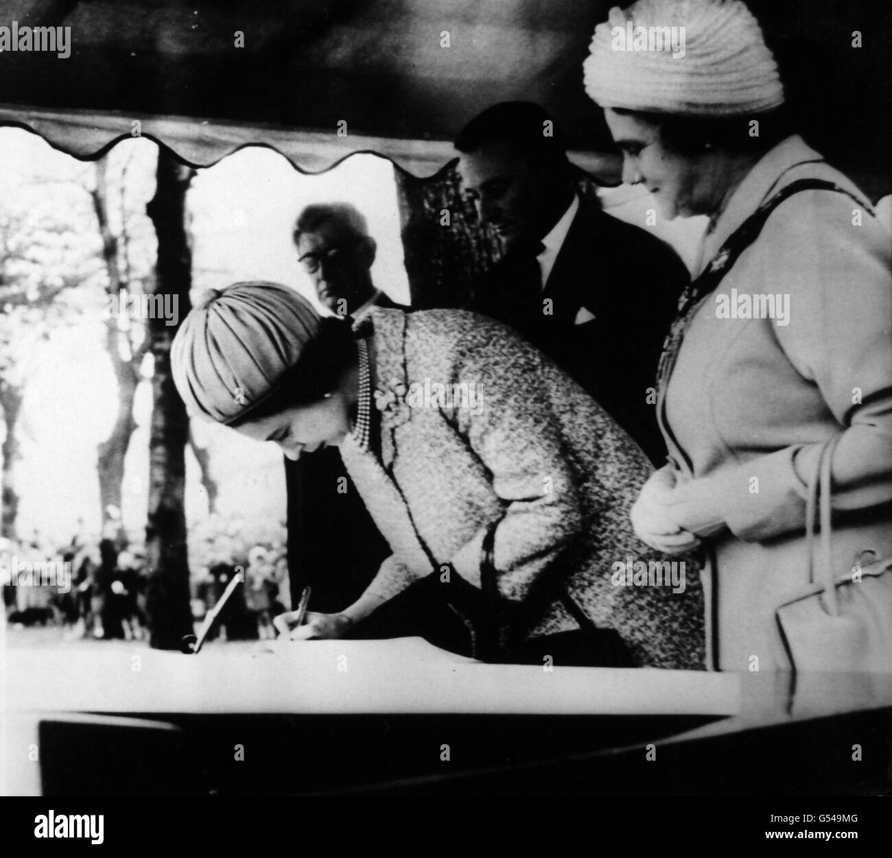 *gescannte Low-Res-Offprint, High-Res auf Anfrage erhältlich* Königin Elizabeth II. Signiert das Besucherbuch am Bridgwater Canal, Worlsey, Lancashire. Mit der Königin ist Ratsherrin Edith Hall. Stockfoto