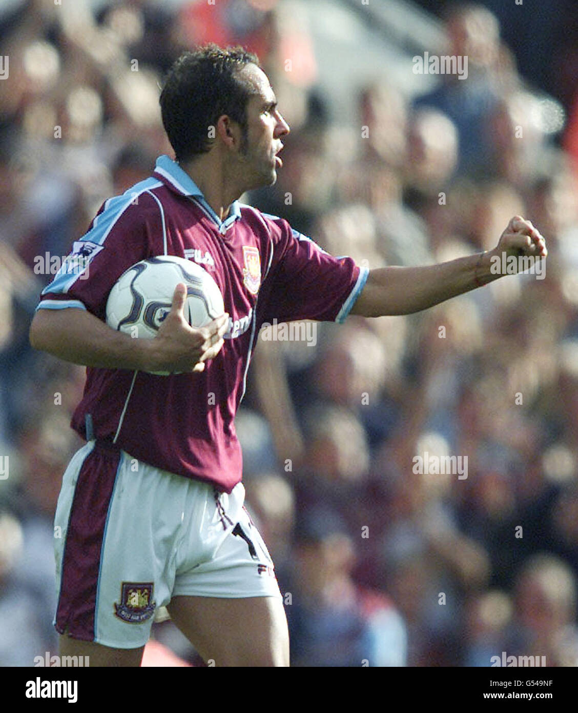 Paolo Di Canio von West Ham United feiert sein Ausgleichstor während ihres Fußballspiels der FA Premiership gegen Liverpool auf dem Upton Park Ground von West Ham im Osten Londons. Stockfoto