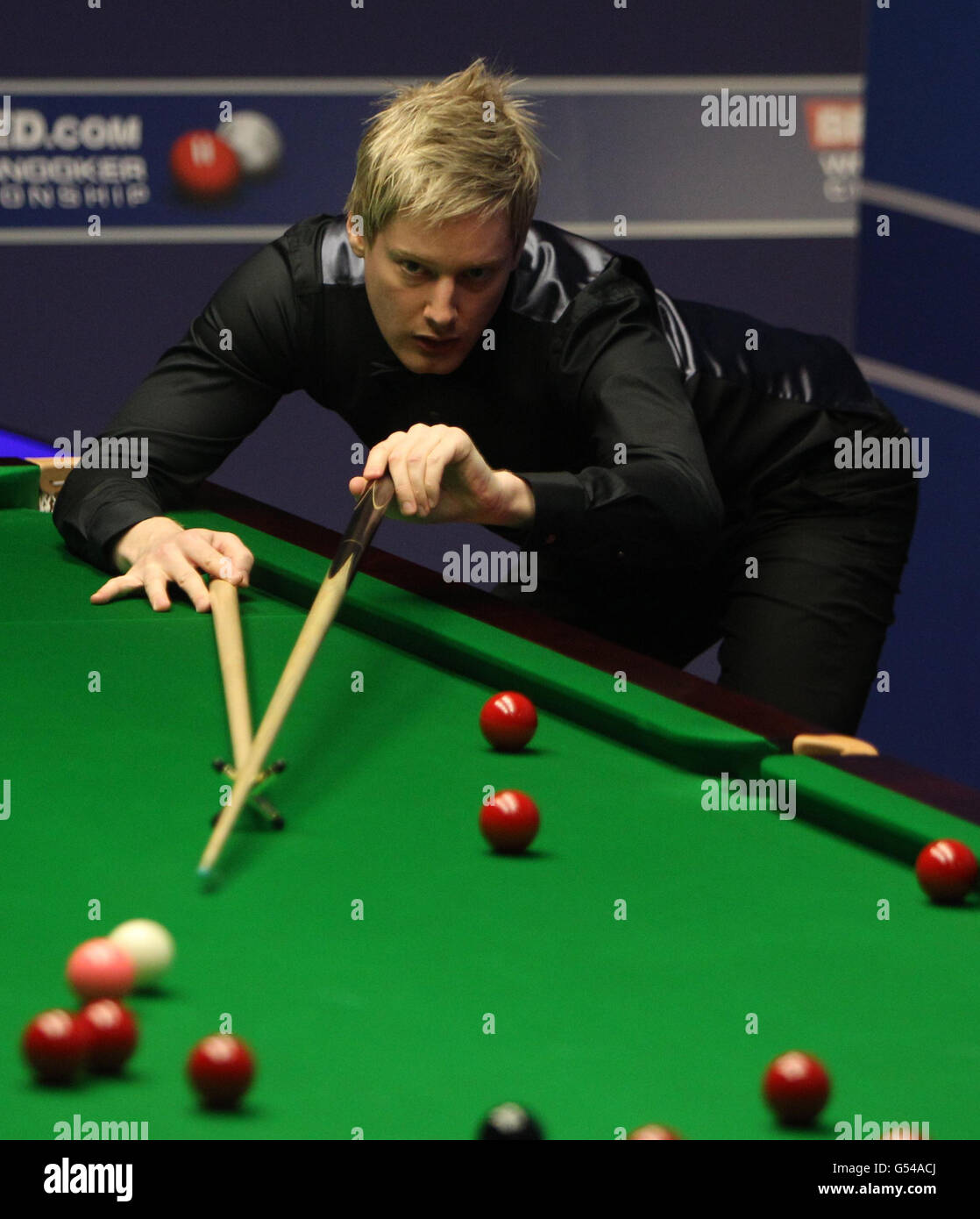 Den Rest nutzt der Australier Neil Robertson während seines Spiels gegen den englischen Ronnie O'Sullivan während der Snookerweltmeisterschaften Betfred.com im Crucible Theatre, Sheffield. Stockfoto