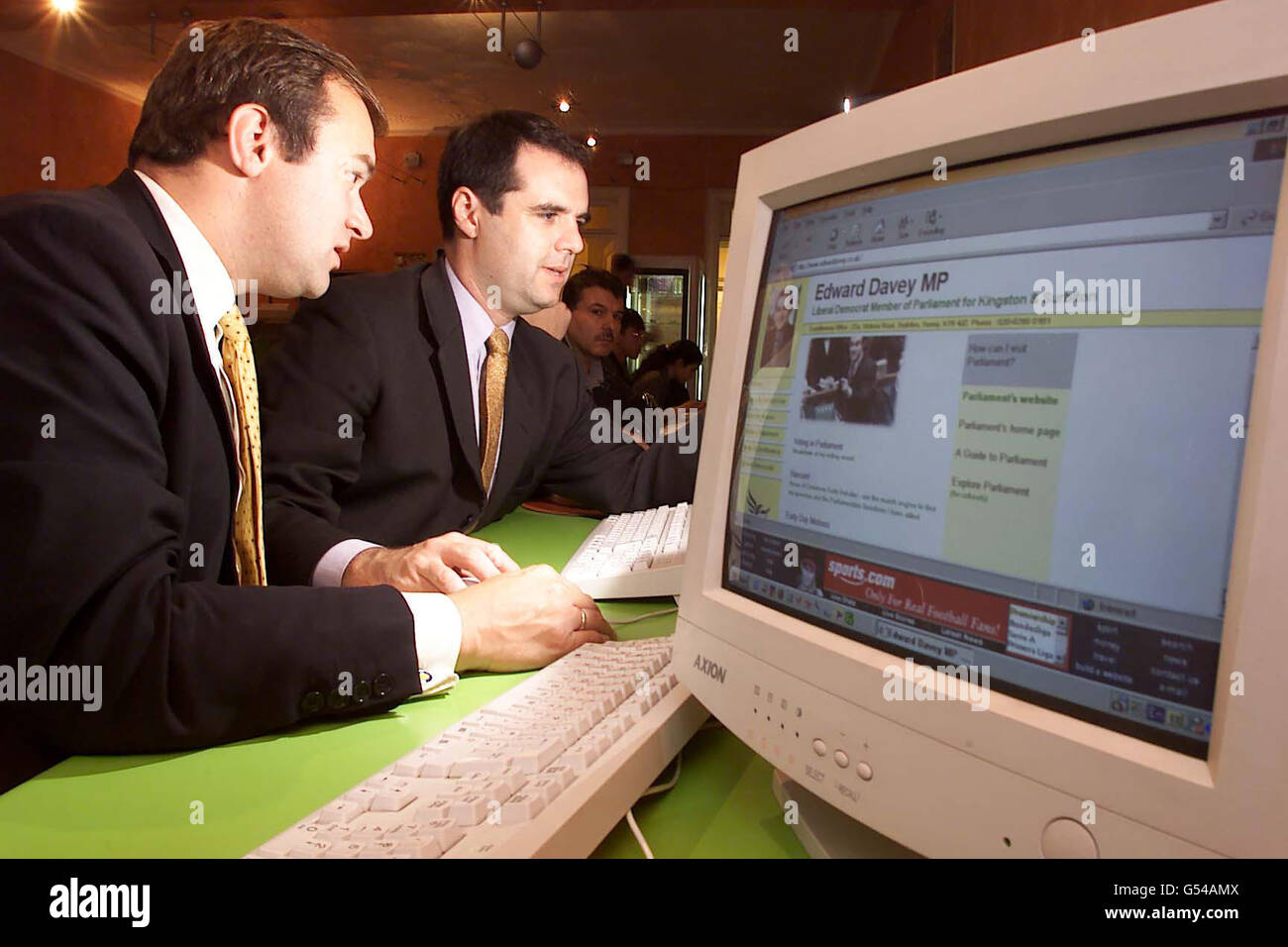 Matthew Taylor MP (rechts) und Ed Davey MP im Internetcafe Cyber Place in Bournemouth, wo sie während der Liberal Democrat Conference in der Stadt die Vorteile des E-Commerce propagten. Stockfoto