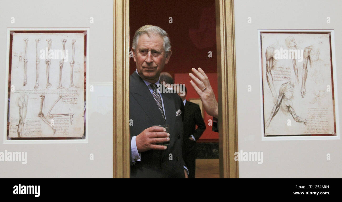Prinz Charles betrachtet anatomische Zeichnungen von Leonardo da Vinci