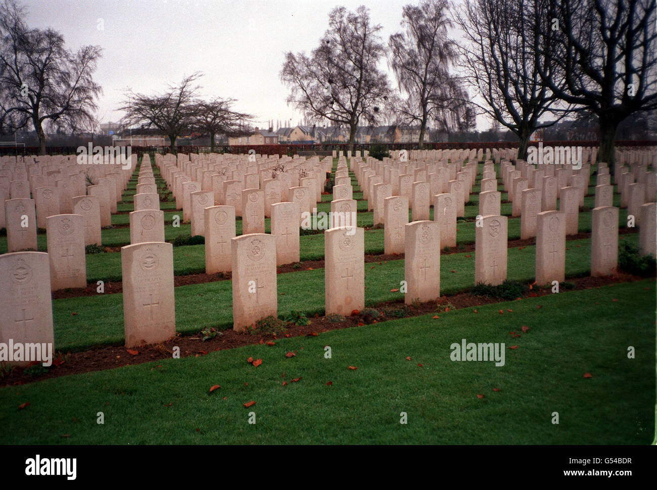 BRITISCHE KRIEGSGRÄBER: Bayeux, am 7. Juni 1944 befreit, hat den größten britischen Friedhof in der Normandie mit rund 4,663 britischen Gräbern und weiteren 1,837 Namen auf seinem Denkmal. Am 6. Juni wird die Königin an einem Gottesdienst mit britischen Veteranen des Zweiten Weltkriegs teilnehmen. *10/10/2000 Britische Gärtner, die Kriegsgräber in ganz Europa pflegen, haben angekündigt, dass sie bereit sind, rechtliche Schritte einzuleiten, um die schwingenden Lohnkürzungen rückgängig zu machen. Die 77 Gärtner, die bei der Commonwealth war Graves Commission angestellt sind und Mitglieder der Transport and General Workers' Union sind, kümmern sich um Kriegsgärten und Gräber Stockfoto