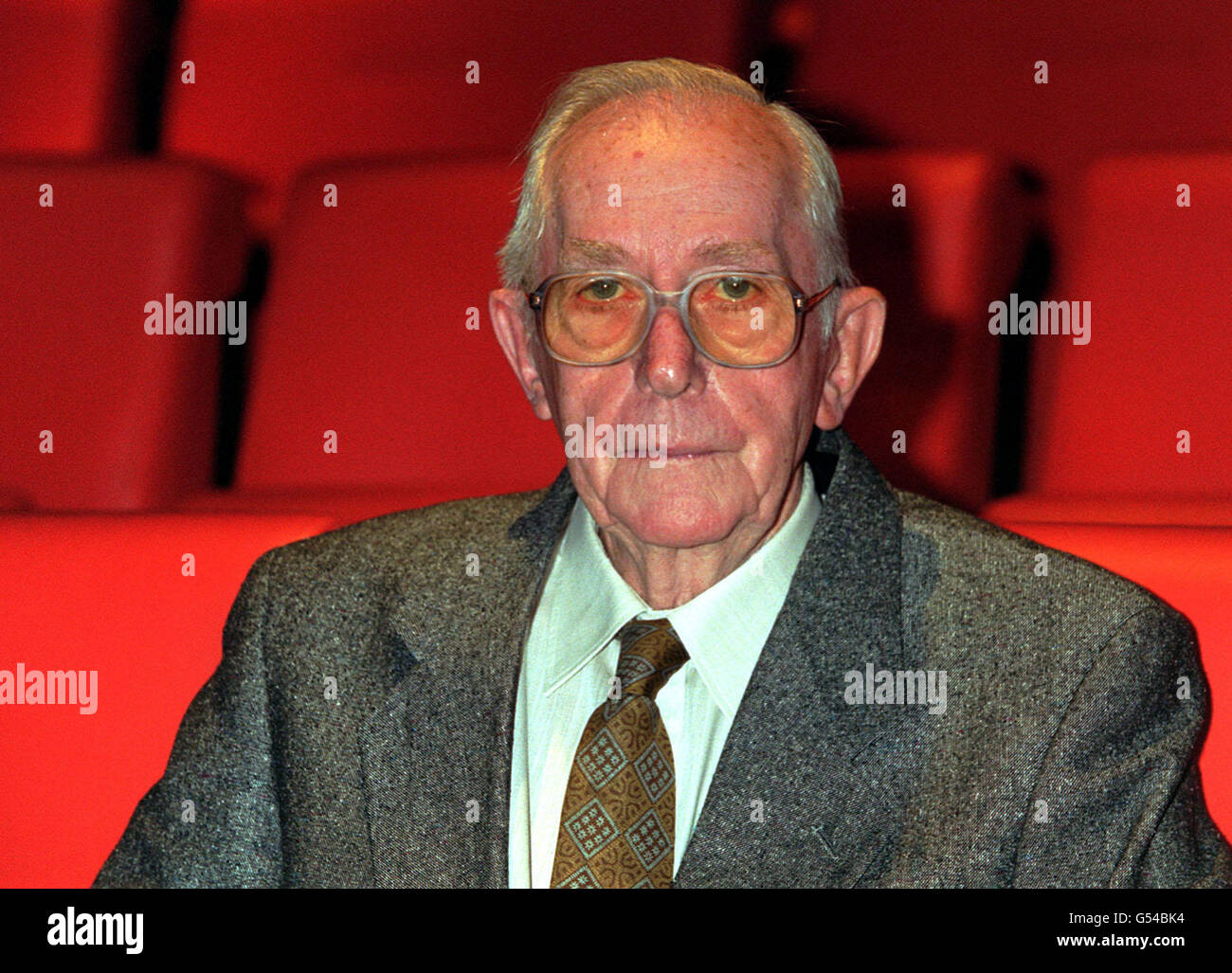 Filmregisseur Lewis Gilbert, auf die Ankündigung des britischen Filminstituts und des zweijährigen Projekts von Anderson Consulting, 8 klassische Filme für aktuelle und zukünftige Generationen von Kinobesuchern wiederzubeleben. * Gilberts Alfie (1966), mit Michael Caine, ist einer der vier Filme, die im ersten Jahr in den Projekten für Revival gedreht wurden, die anderen umfassen Like IT Hot, Breakfast at Tiffany's und Dont't Look Now. Stockfoto