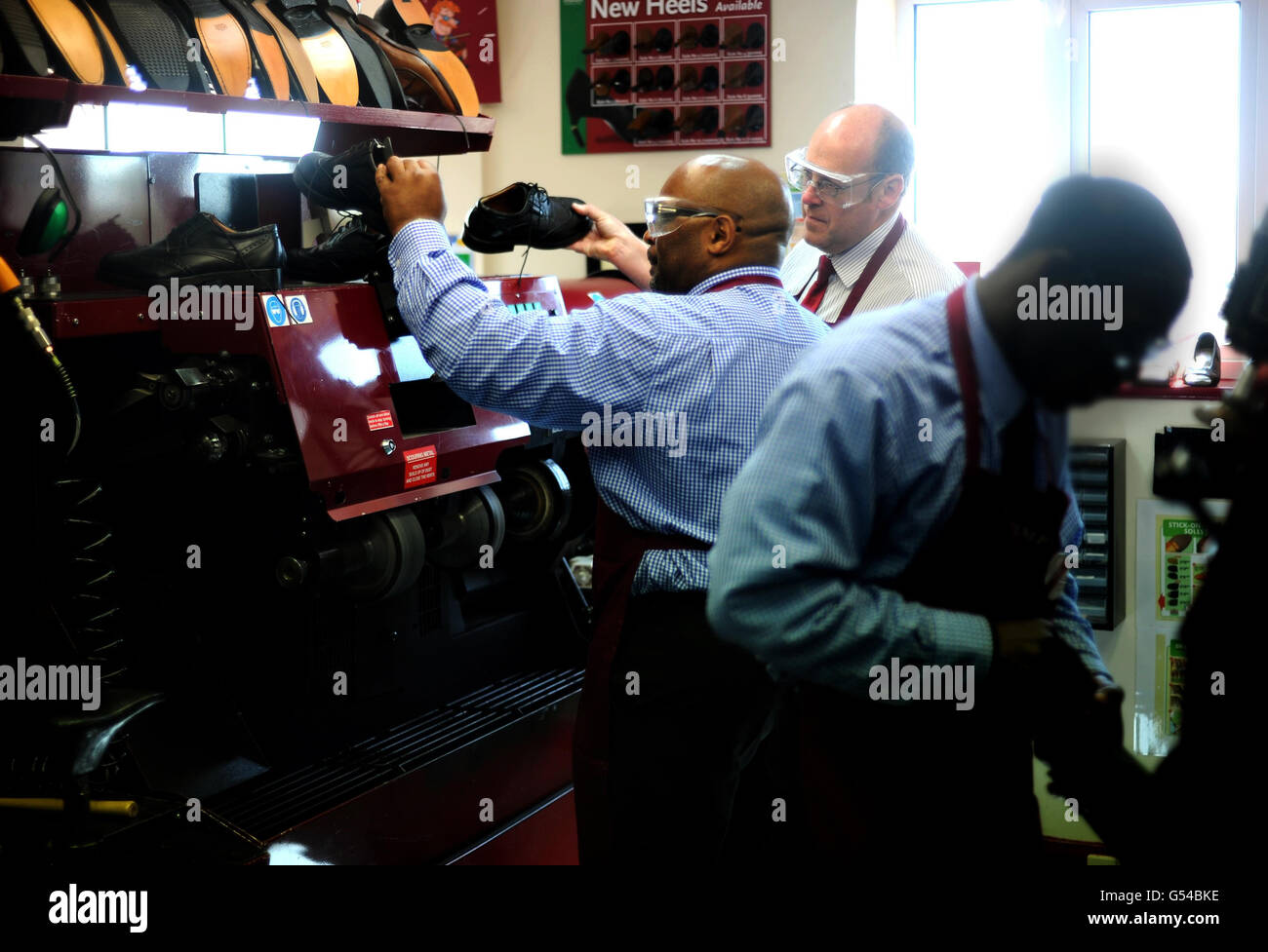 Gefangene (Namen nicht angegeben) reparieren ein Paar Schuhe an einer Timpson-Ausbildungsakademie für Gefangene im HMP Blantyre House, Kent. Stockfoto