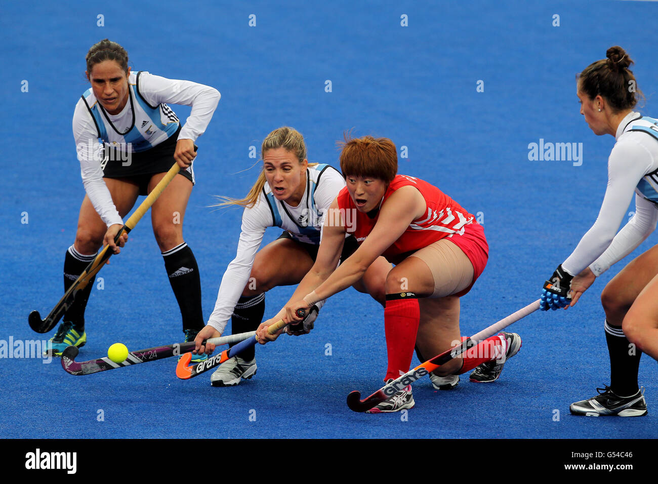 Koreas Seulki Cheon (Mitte rechts) schießt unter Druck von Argentiniens Macarena Rodriguez Perez (Mitte links) während des Visa International Invitational Hockey Tournament in der Riverbank Arena, London. Stockfoto