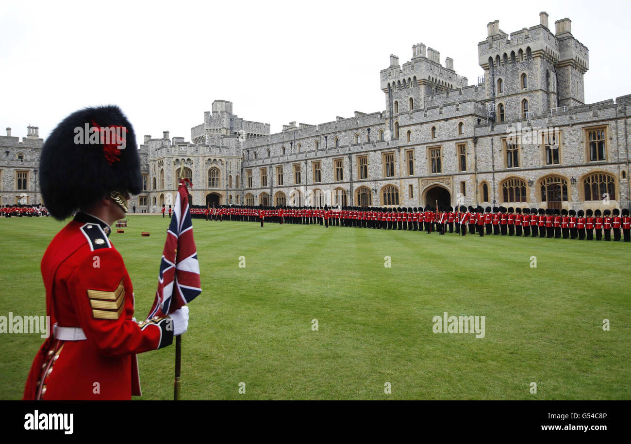 Mitglieder des 1. Bataillons und der No. 7 Company, die Coldstream Guards, werden zur Inspektion anstehen, bevor sie von Königin Elizabeth II. Mit ihren neuen Farben präsentiert werden, bevor sie im Windsor Castle im Windsor Castle präsentiert werden. Stockfoto