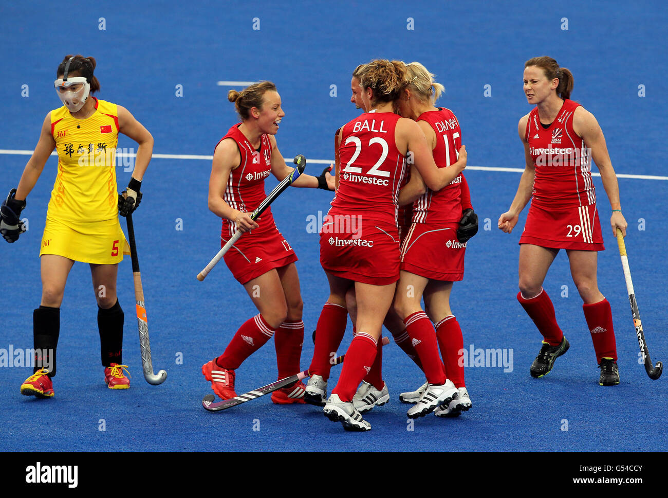 Die britischen Spieler Mob Crista Cullen, als sie feiert erzielte ihre Seiten Eröffnungstreffer gegen China während des Visa International Invitational Hockey Tournament in der Riverbank Arena, London. Stockfoto