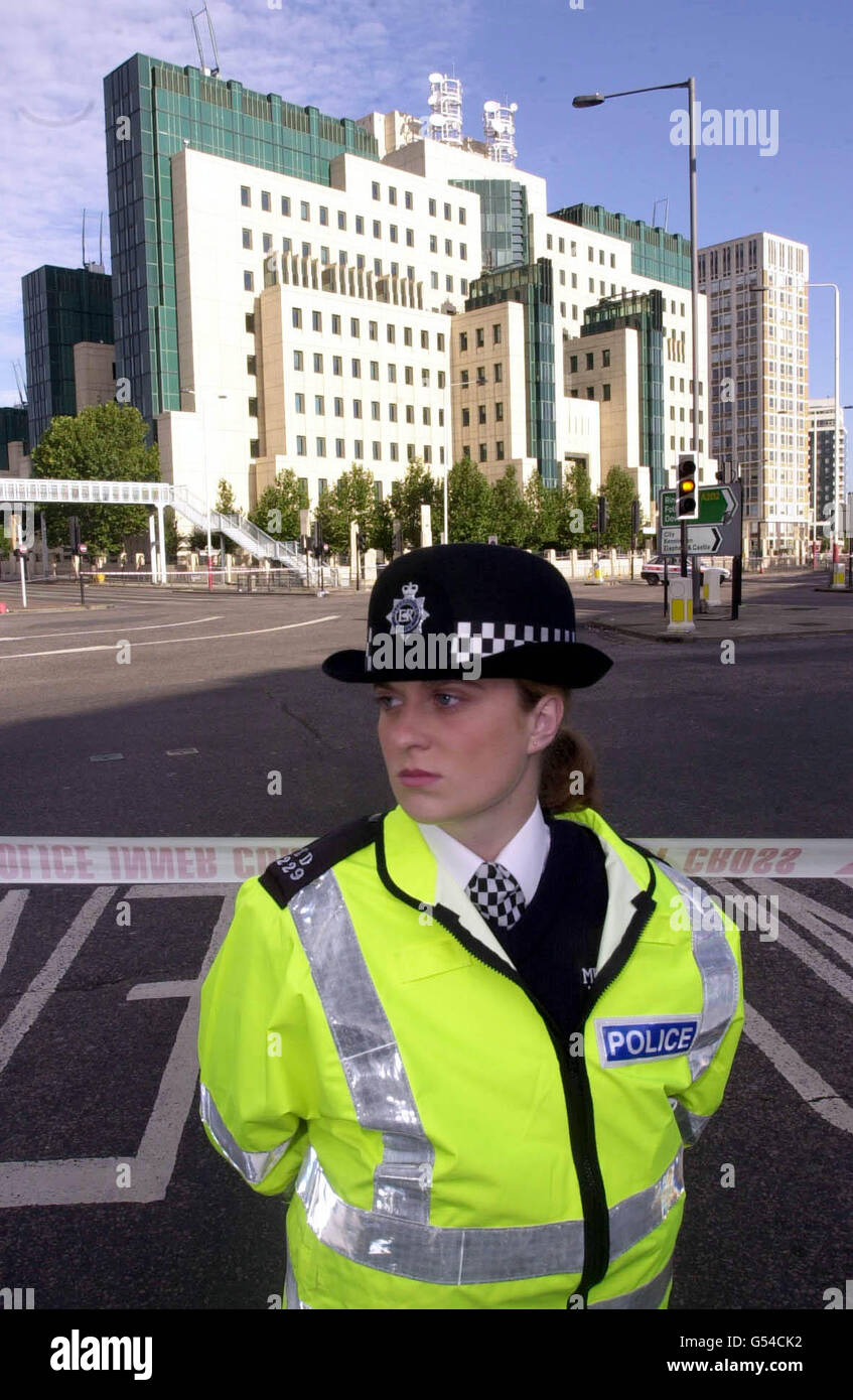 Die Szene vor dem Hauptquartier des MI6, nachdem sie gestern Abend von einer Explosion erschüttert wurde. Die Anti-Terror-Polizei startete nach der Explosion eine umfassende Untersuchung im Herzen des britischen Außengeheimdienstes in London. * 04/03/01: Die Polizei von Metroplitan verbindet diesen Angriff mit der Autobombe, die vor dem BBC TV Center in White City in den frühen Morgenstunden des 4 2001. März explodierte. Die Polizei glaubt, dass die Terrorgruppe The Real IRA in Großbritannien eine Bombenkampagne durchführt. Stockfoto