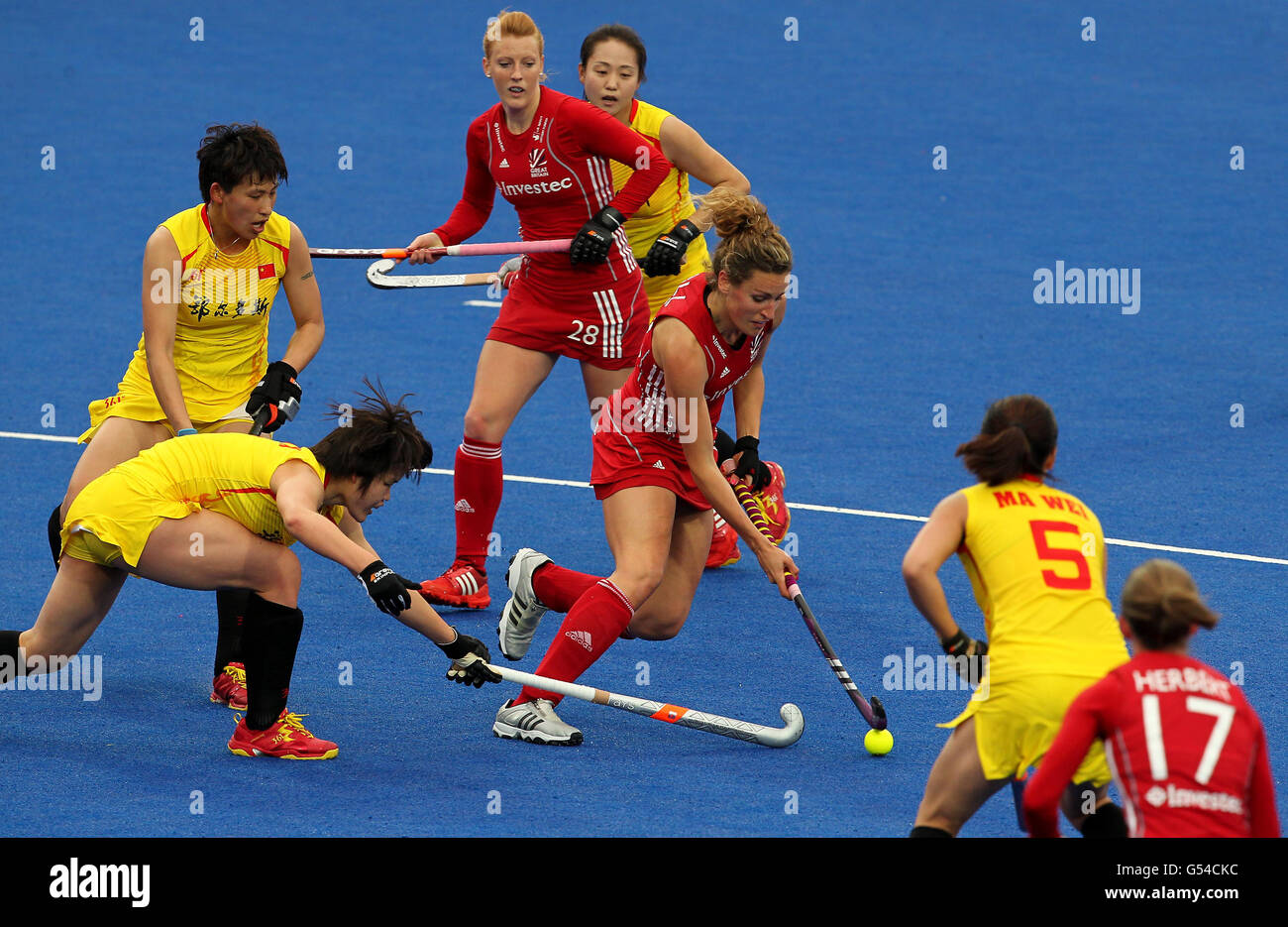 Der britische Ashleigh Ball (Mitte) durchbricht die China-Verteidigung während des Visa International Invitational Hockey Tournaments in der Riverbank Arena, London. Stockfoto