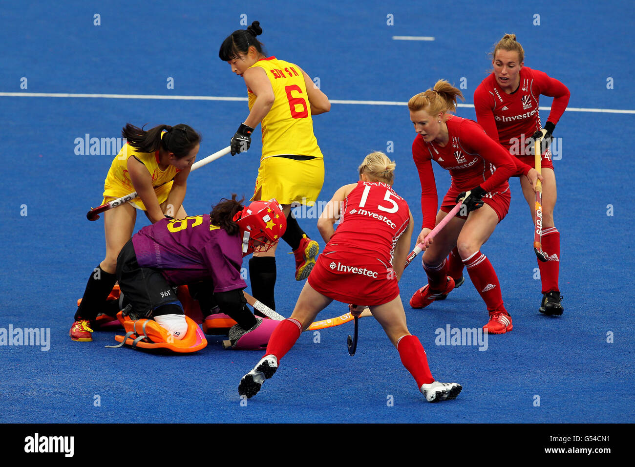 Während des Visa International Invitational Hockey Tournament in der Riverbank Arena, London, verwickeln sich Spieler aus Großbritannien und China im Strafraum. Stockfoto