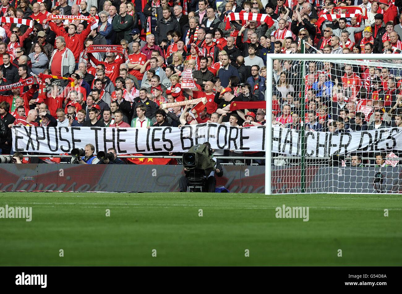 Fußball - FA Cup - Finale - Liverpool gegen Chelsea - Wembley Stadium. Liverpool-Fans mit einem Banner mit der Aufschrift „Entlarvung the Lies before Thatcher dies“ auf den Tribünen Stockfoto