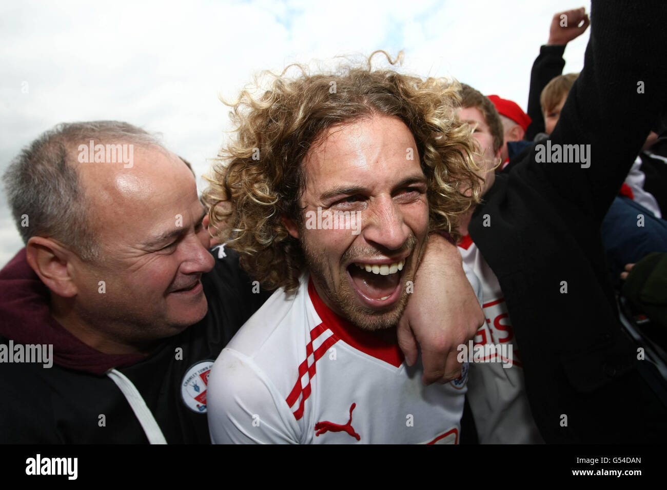 Fußball - npower Football League Two - Accrington Stanley / Crawley Town - The Crown Ground. Sergio Torres von Crawley Town feiert ihre Beförderung zur League One während des npower League Two-Spiels im Crown Ground, Accrington. Stockfoto