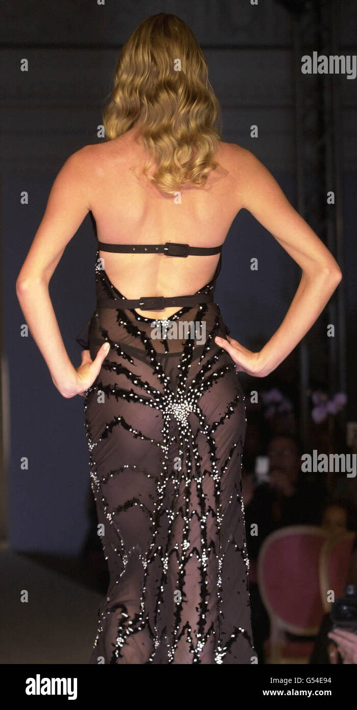 Eine Rückansicht des Models Jodie Kidd in einem Maria Grachvogel devore Abendkleid, das mit 2000 Diamanten besetzt ist, von Van Petersen Juwelieren, in Harrods während der London Fashion Week. * das Kleid ist handgenäht mit den Diamanten einzeln in 18-Karat weiße Gilde gesetzt. Stockfoto