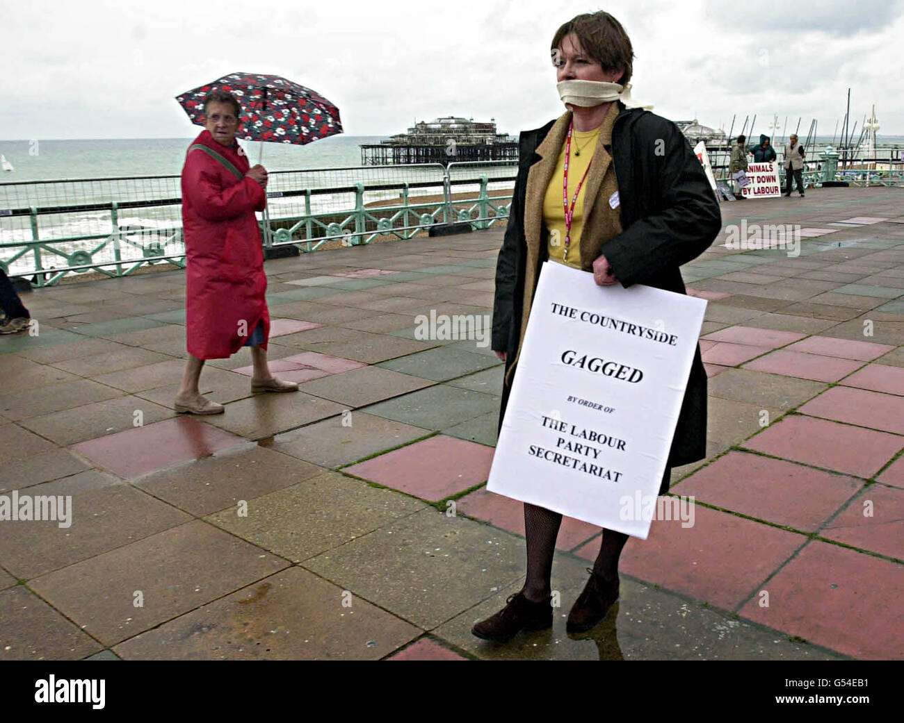Lady Penny Mortimer an der Strandpromenade in Brighton, trägt einen Knebel, um ihren Unmut darüber zu demonstrieren, dass sie auf der Konferenz der Labour Party zur Unterstützung der Jagd nicht sprechen darf. Stockfoto