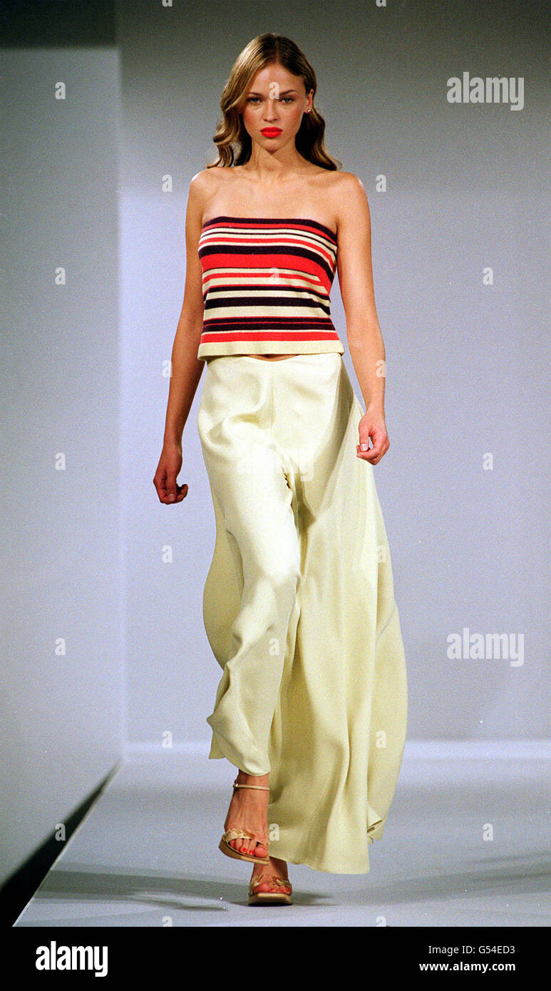 Ein Modell mit einem trägerlosen gestreiftem Oberteil und einem langen cremefarbenen Rock von Designerin Maria Grachvogel bei Harrods während der London Fashion Week. Stockfoto