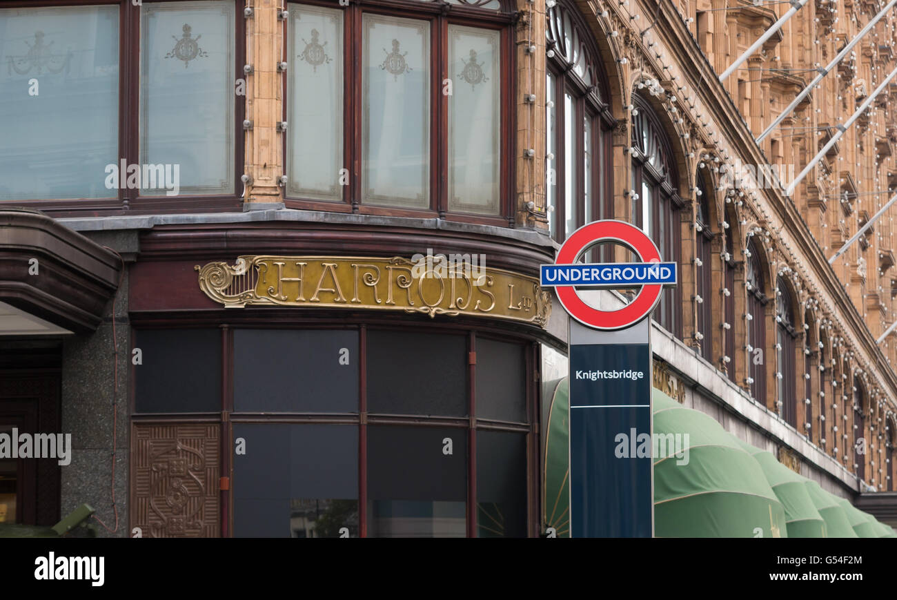 LONDON, ENGLAND - 19. Oktober 2015: London underground Schild an das berühmte Kaufhaus Harrods in Knightsbridge Bezirk Stockfoto