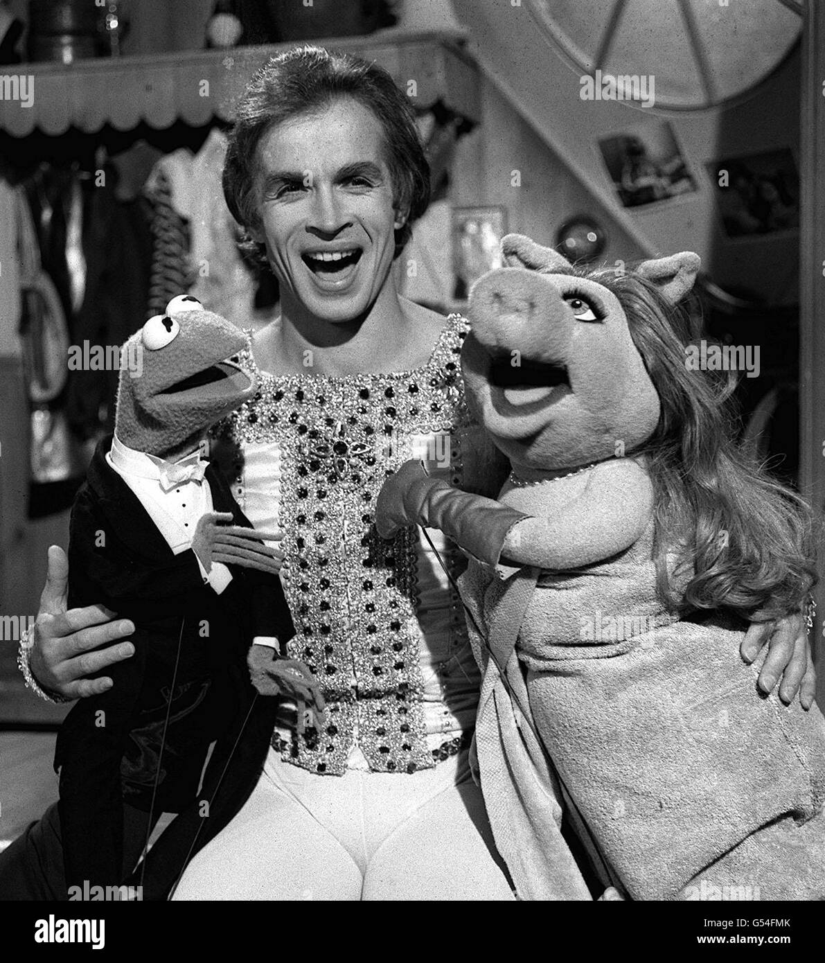Balletttänzer Rudolf Nureyev mit Muppets Kermit the Frog (links) und Miss Piggy, in den ATV Studios in Boreham Wood, während einer Aufnahme der Muppet Show. Stockfoto
