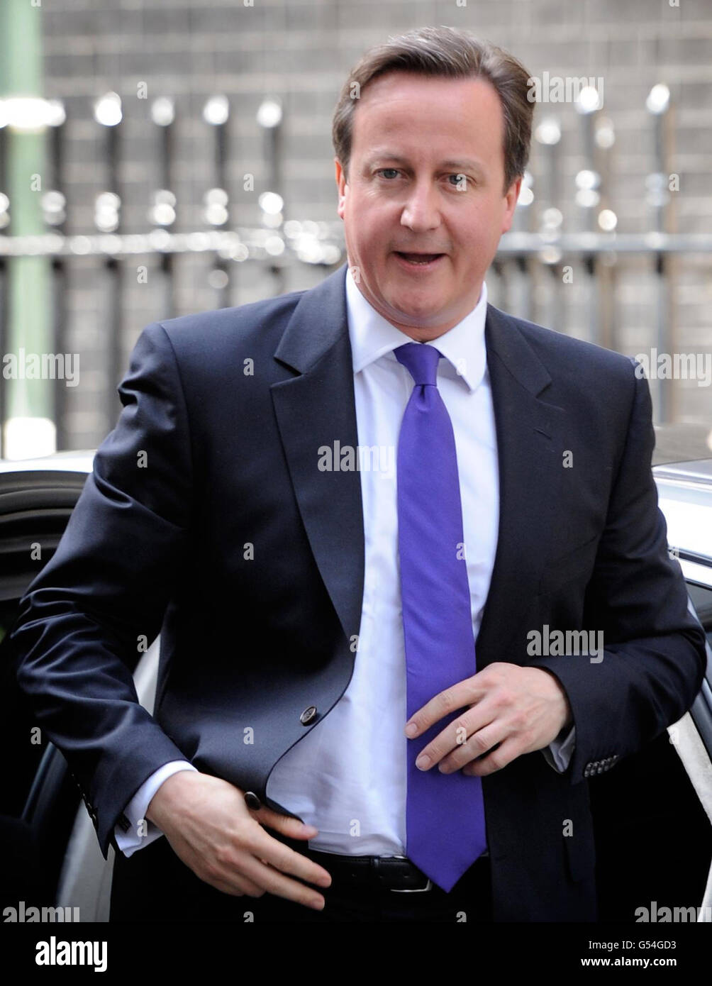 Premierminister David Cameron kommt heute im Londoner Downing Street Inn 10 an, nachdem er den Abgeordneten des Unterhauses erklärt hatte, warum er keine Untersuchung bei Kulturminister Jeremy Hunt angeordnet hat. Stockfoto