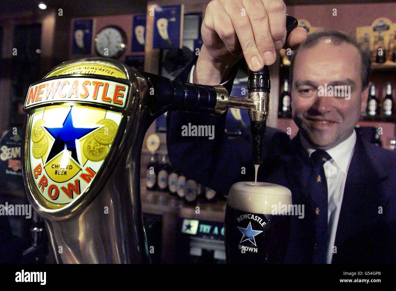 Stuart Catchpole, Brands Director bei Scottish Courage mit einem Pint Newcastle Brown Ale in der Newcastle Brewery. Es ist das erste Mal, dass die berühmte Marke seit ihrer Einführung im Jahr 1927 außerhalb ihrer instinktiven Flasche in Großbritannien serviert wird. * die Initiative soll jüngere Trinker und Besucher der Stadt ansprechen, die Heimat der Newcastle Breweries ist, wo das Ale hergestellt wird. Stockfoto