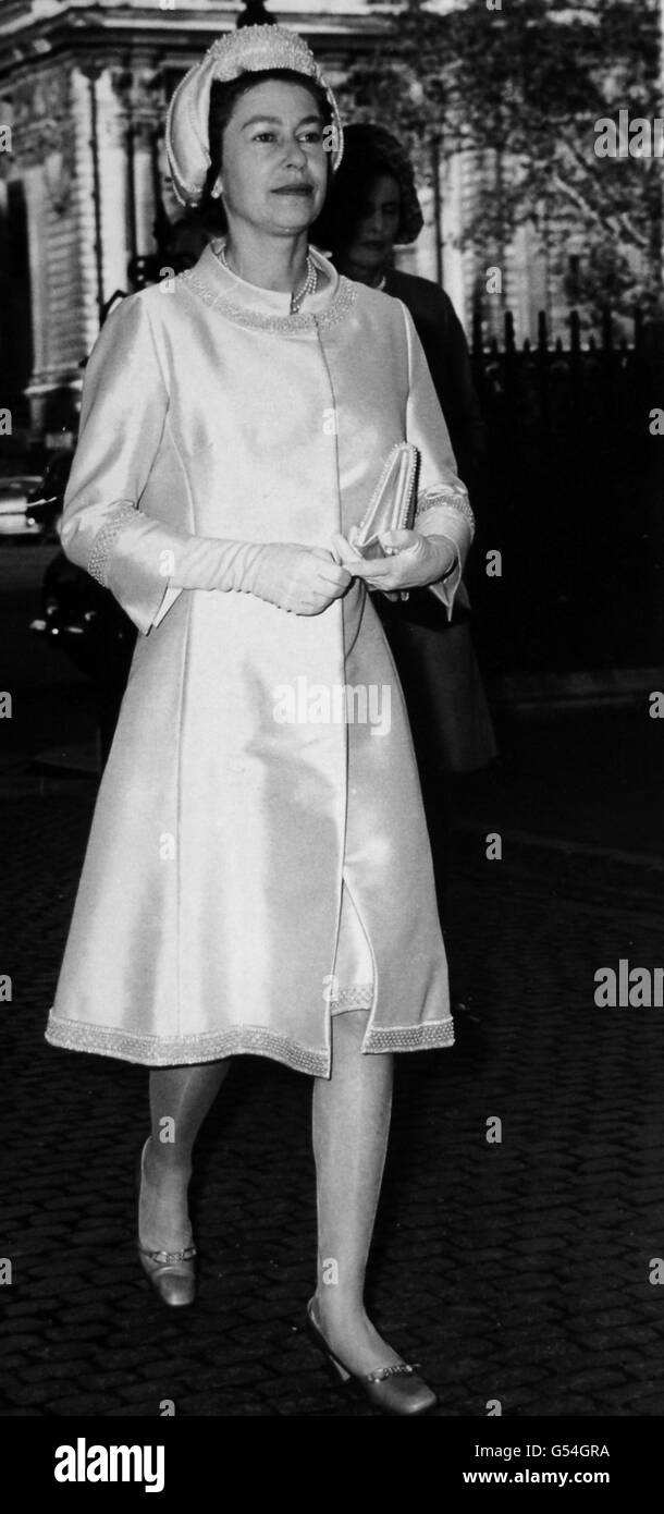 Königin Elizabeth II. Kommt zu einem besonderen Gottesdienst in Westminster Abbey, um die Generalsynode, das neue Leitungsorgan der Kirche von England, zu eröffnen, das die Kirchenversammlung ersetzt. Stockfoto