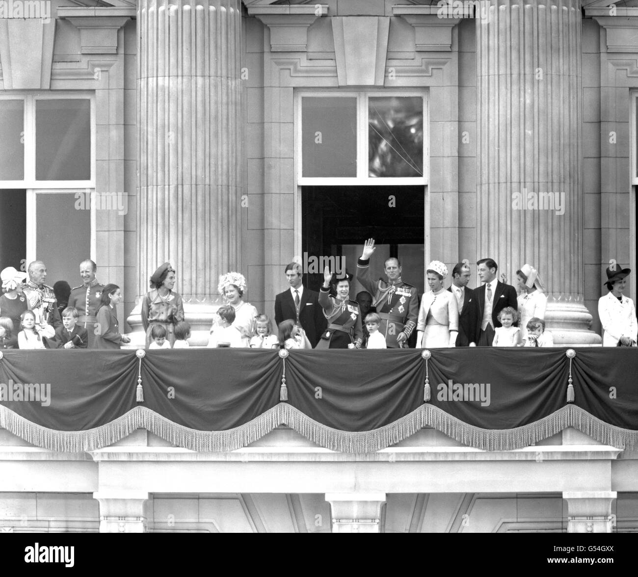 Königin Elizabeth II. Mit Mitgliedern der königlichen Familie auf dem Balkon des Buckingham Palace nach der Trooping the Color Zeremonie. Von links nach rechts; der Earl of St Andrews; die Mutter der Königin; Lady Helen Windsor; Lady Sarah Armstrong-Jones; Prince of Wales; Die Königin; Prinz Edward; Herzog von Edinburgh; Prinzessin Anne; Prinz Michael von Kent; Angus Ogilvy; Marina Ogilvy; James Ogilvy und Prinzessin Alexandra. Stockfoto