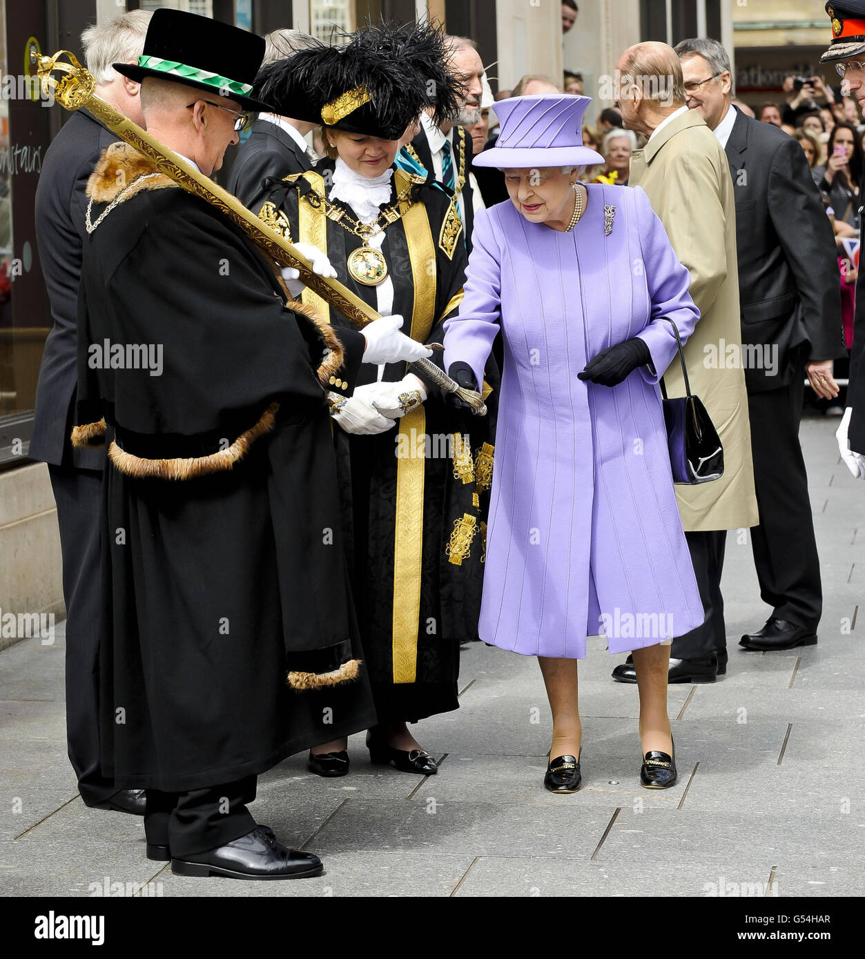 Königin Elisabeth II. Untersucht ein zeremonielles Schwert während eines  Besuchs im Stadtzentrum von Exeter Stockfotografie - Alamy