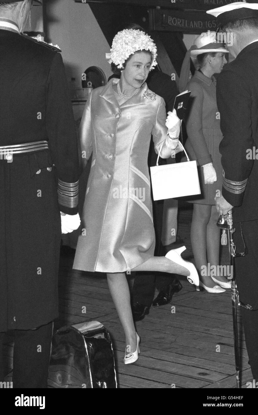 Royalty - Königin Elizabeth II - HMS Eagle Stockfoto