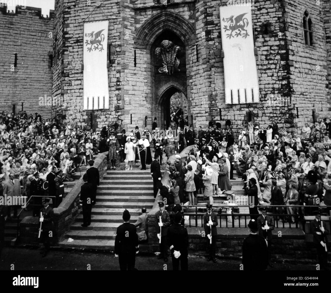*Eingescannte Low-Res aus Print, High-Res auf Anfrage* die Investitur des Prinzen von Wales im Caernarfon Castle von seiner Mutter, Königin Elizabeth II. Stockfoto