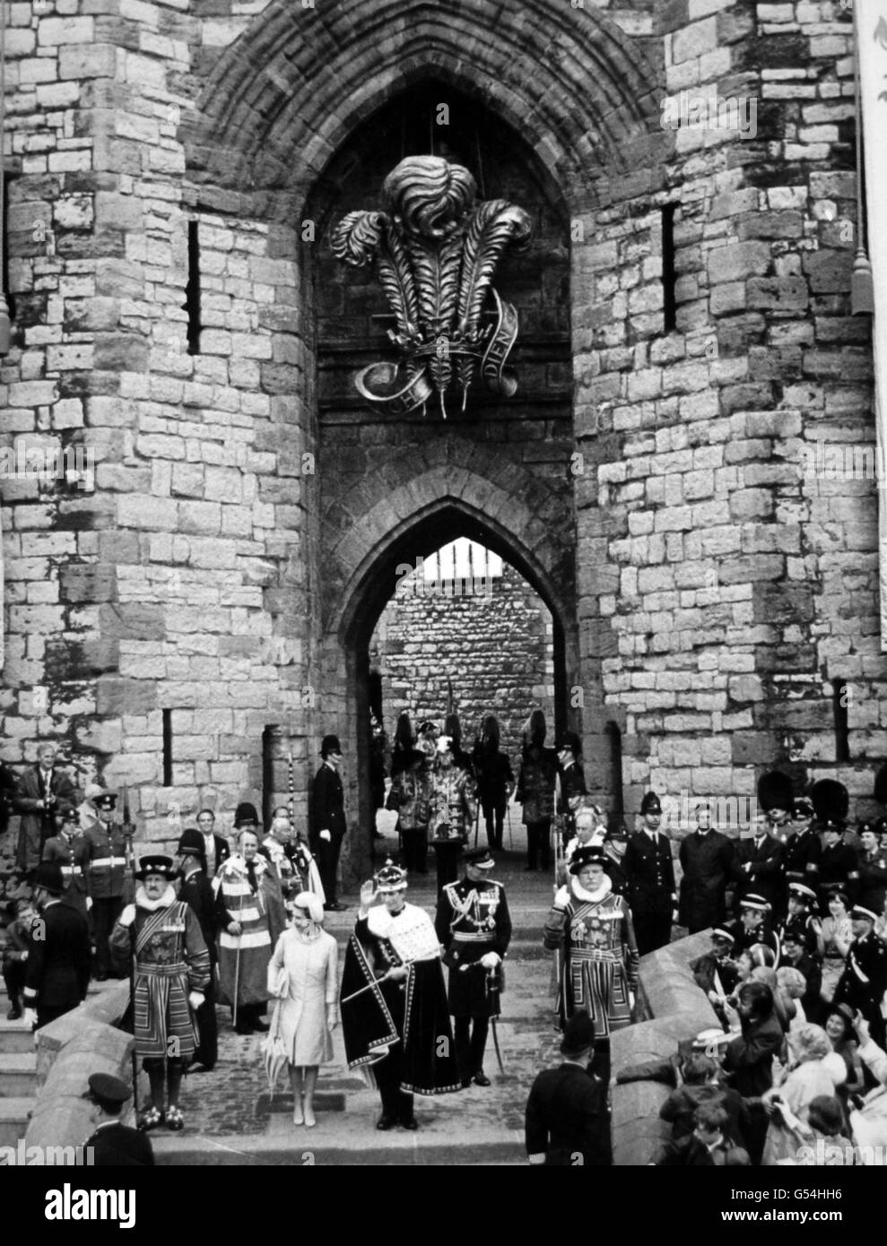 *Eingescannte Low-Res aus Print, High-Res auf Anfrage* die Investitur des Prinzen von Wales im Caernarfon Castle von seiner Mutter, Königin Elizabeth II. Stockfoto