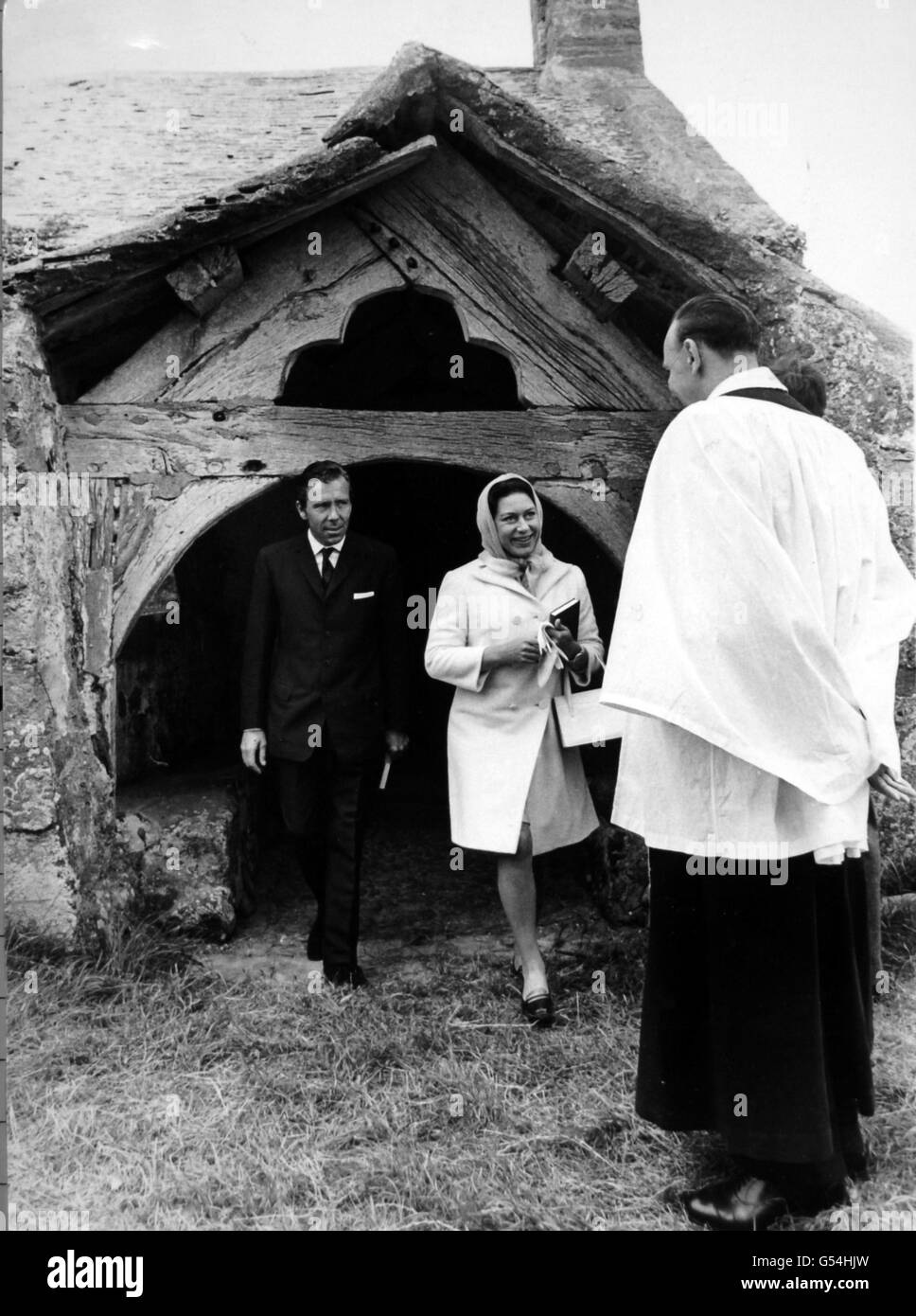Prinzessin Margaret und Fürst Snowdon sagen Auf Wiedersehen zum Pfarrer Robert E. Williams, dem Vikar, als sie die Llanfaglan Pfarrkirche aus dem 13. Jahrhundert in der Nähe von Caernarfon, Wales, verlassen. Stockfoto