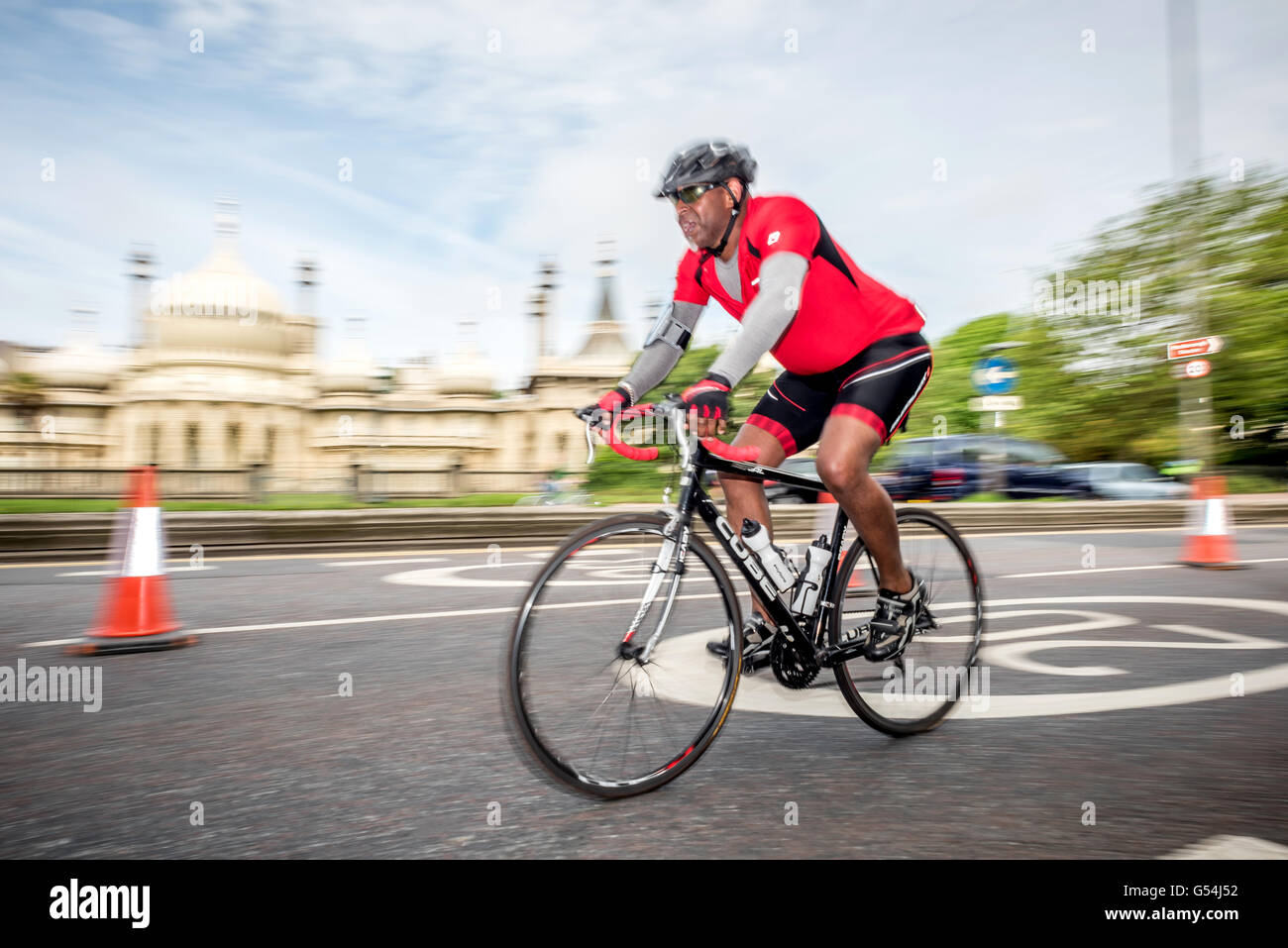 Radfahrer kommen in Brighton, nachdem ihre 54-Meile Reise von Clapham Common auf der jährlichen London Brighton Fahrrad fahren. Stockfoto