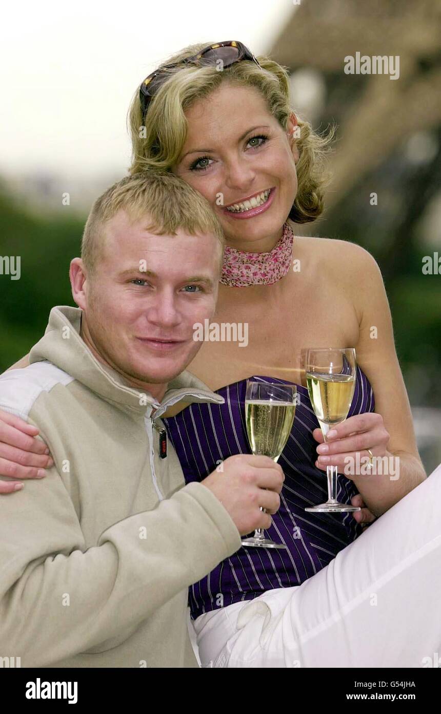 Coronation Street Stars (L-R) Ashley, gespielt von Steven Arnold, und Maxine, gespielt von Schauspielerin Tracy Shaw, vor dem Eiffelturm während der Dreharbeiten zu einer Sonderausgabe der britischen TV-Seifenoper in Paris, Frankreich. * die Paare finden sich in der Stimmung für die Liebe, wenn sie fliegen in eine der romantischsten Städte der Welt. Stockfoto