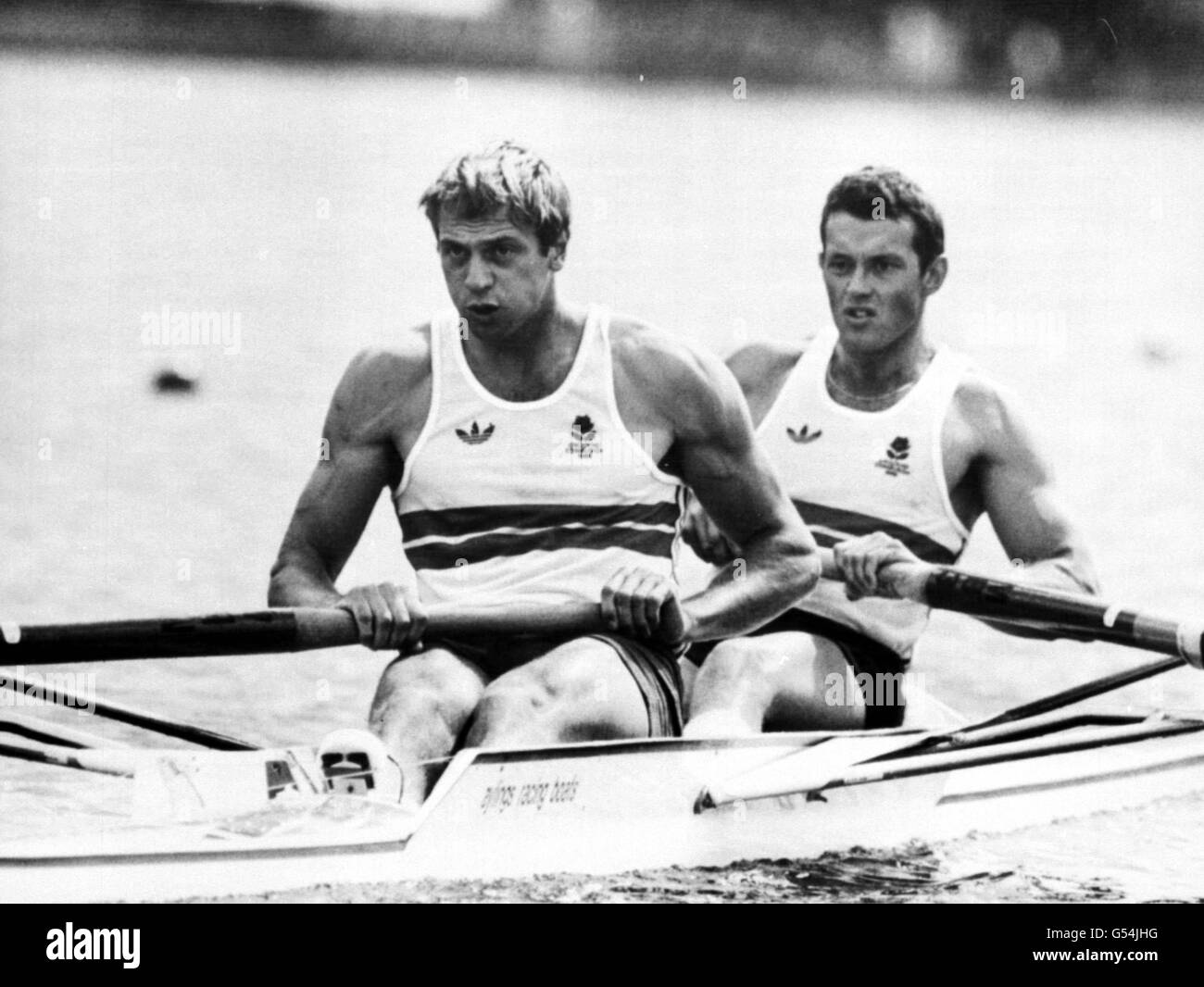 Steve Redgrave (L) und Andy Holmes gewinnen die Goldmedaille bei den Commonwealth Games im Strathclyde Park, Schottland. 22/9/00: Im Alter von 38 Jahren bereitet sich Redgrave auf seine fünfte olympische Goldmedaille in Folge in den frühen Morgenstunden des 23/9/00 vor. * bei den Olympischen Spielen 2000 in Sydney. Stockfoto