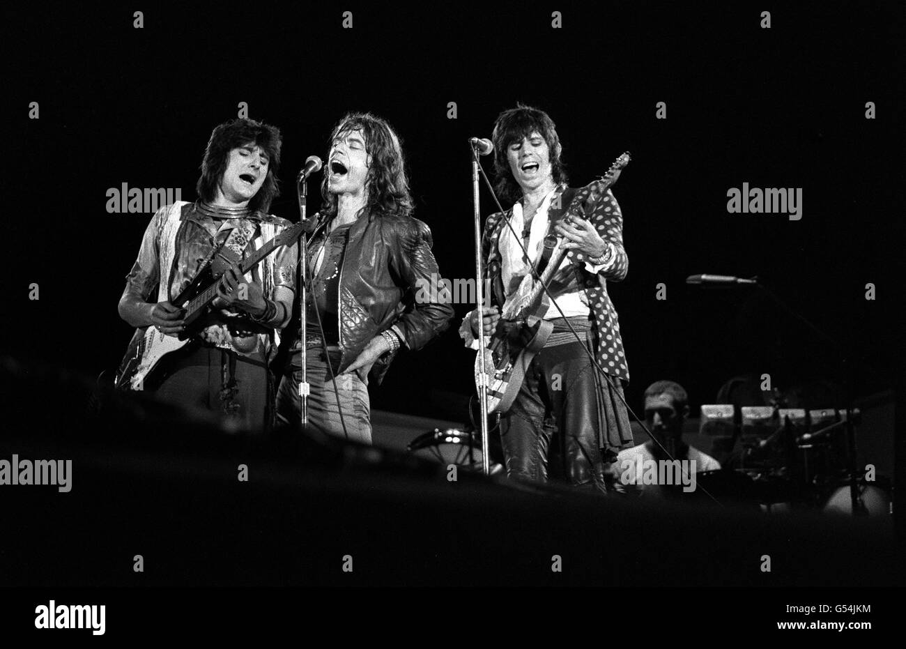 THE ROLLING STONES 1976: The Rolling Stones, unter der Leitung von Mick Jagger (c), treten während eines ganztägigen Konzerts im Knebworth Park, Hertfordshire, auf. In der Nähe strömten eine Viertelmillion Rockfans auf die Seite, um Auftritte von einigen der besten Bands der Welt zu sehen. Stockfoto