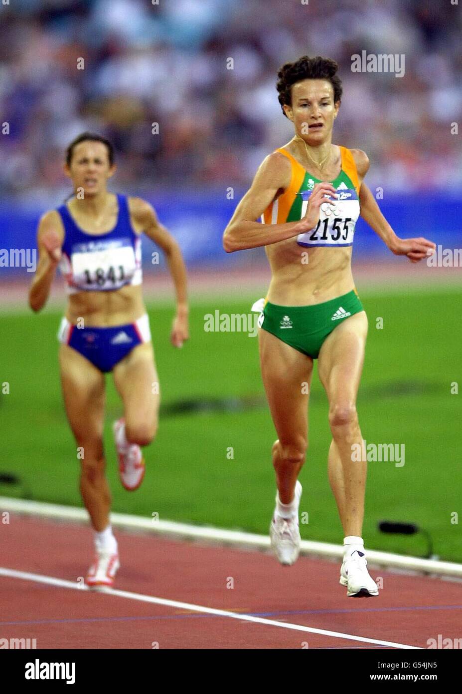 Die irische Sonia O'Sullivan (rechts) gewinnt die 5000-m-Hitze der Frauen, während die britische Jo Pavey (links) bei den Olympischen Spielen in Sydney, Australien, den zweiten Platz belegt. Stockfoto