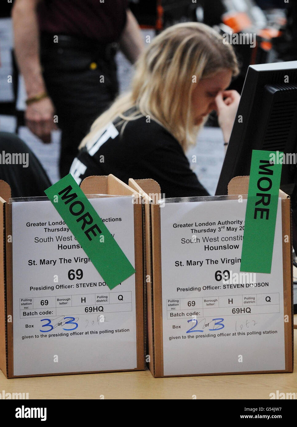 Zählung der Mitarbeiter in Olympia in London bereiten Sie sich darauf vor, die Stimmen der gestrigen rats-, London Assembly- und Mayoral-Wahlen zu zählen. Stockfoto