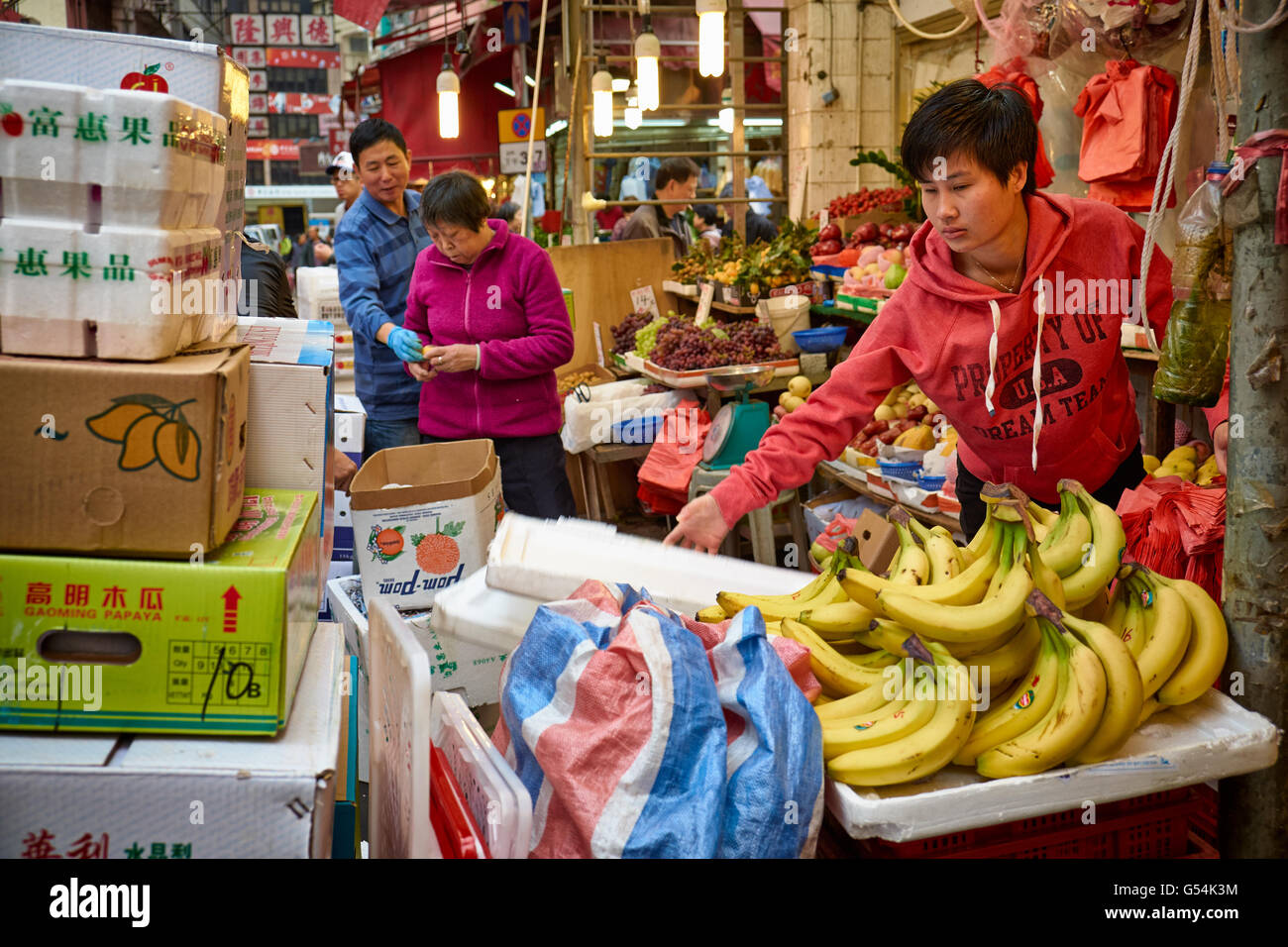 Verkauf von Obst in der Bowrington Road Marktstand nass Markt in Causeway Bay, Hong Kong. Stockfoto