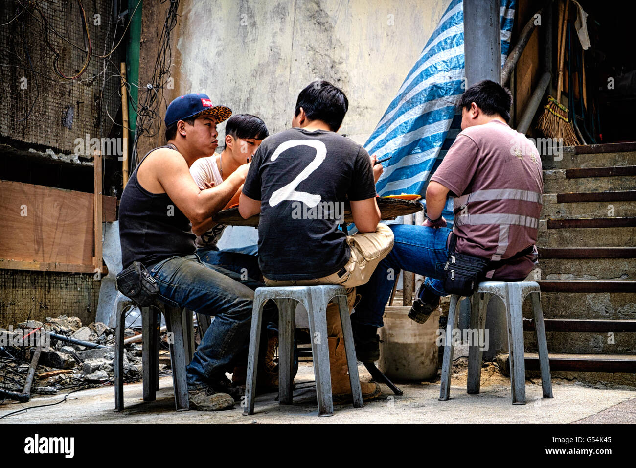 Eine Gruppe von Arbeitern unter Mittagessen im dai Pai Dong in Central in Hongkong am 15. April 2014. Stockfoto