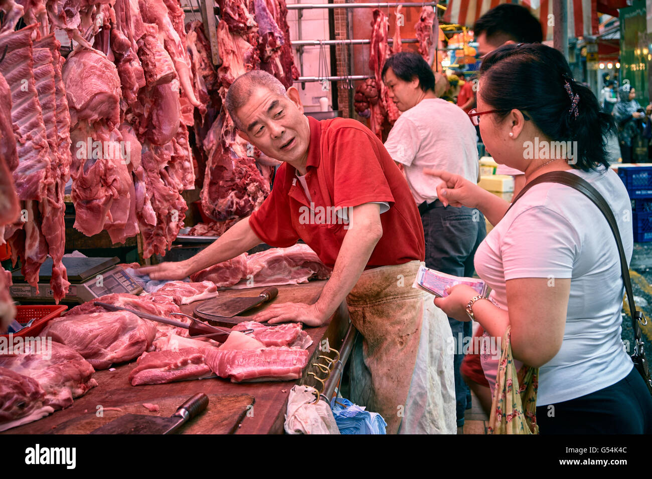Ein Schwein Metzger bereitet einen Auftrag für einen Kunden in seinem Stall auf Bowrington Straße in Causeway Bay, Hong Kong. Stockfoto