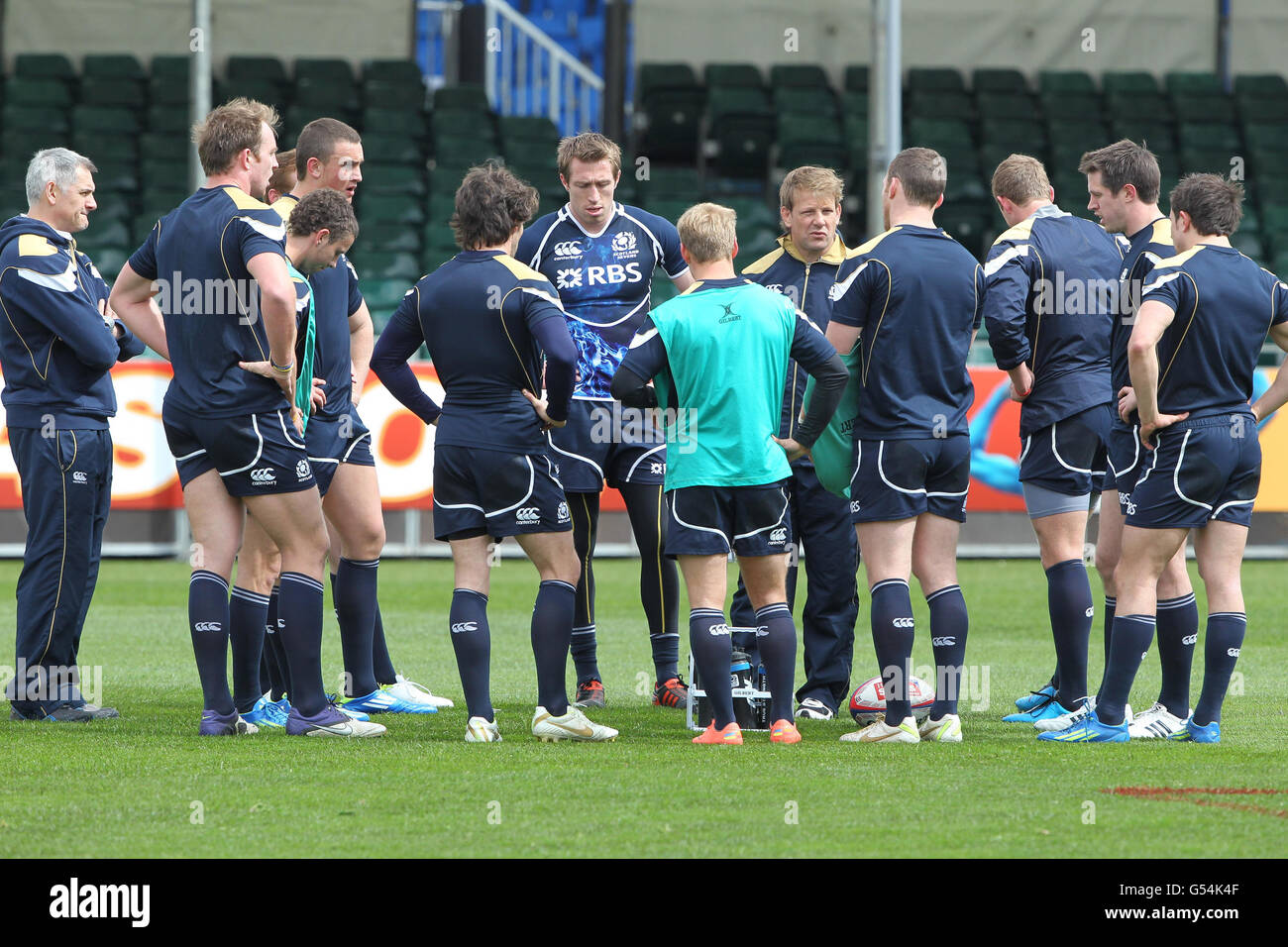 Der Trainer von Scotland 7, Graham Seil, unterhält sich mit Spielern während des Scotland Sevens Captains Run im Scotstoun Stadium, Glasgow. Stockfoto