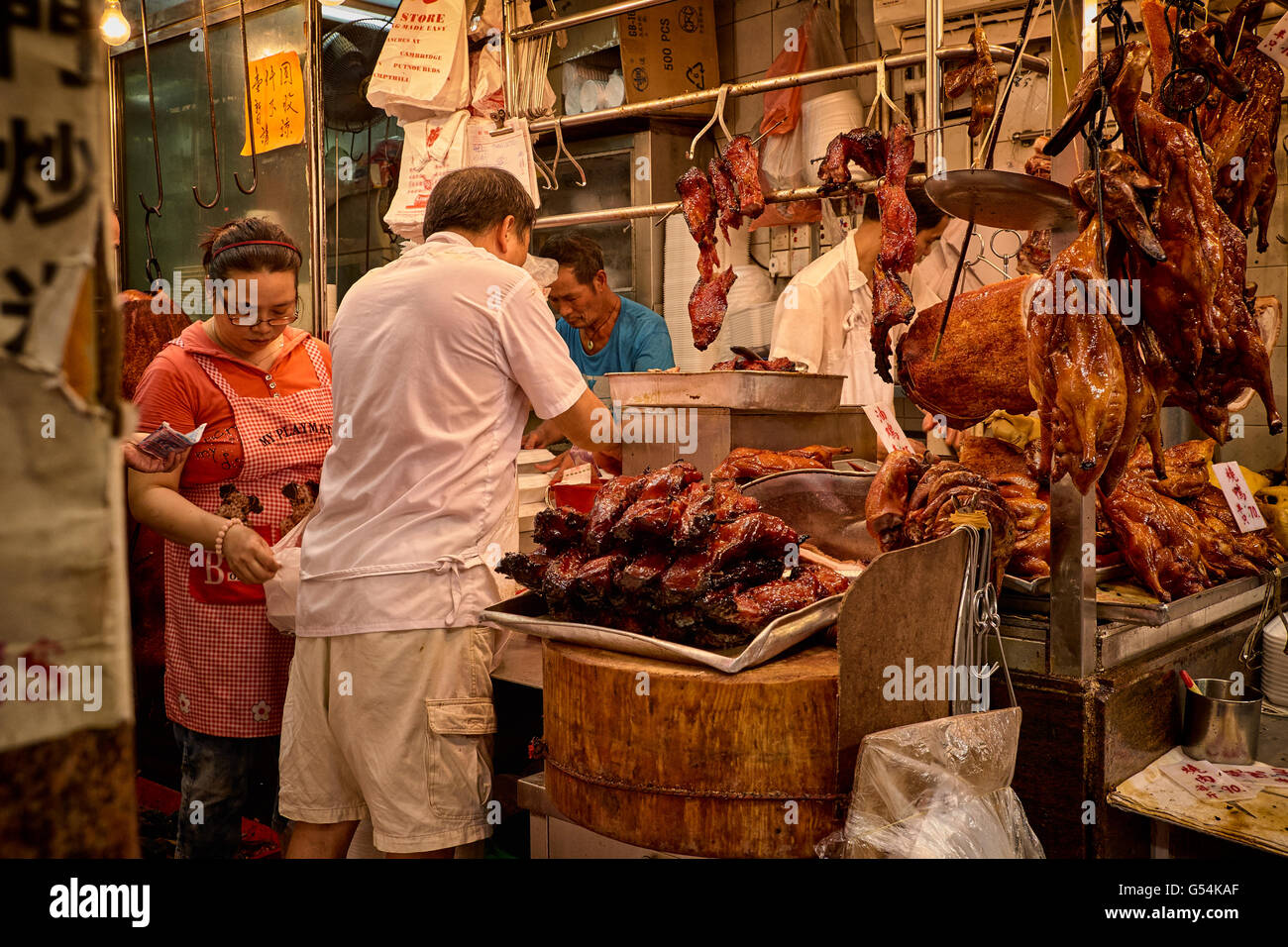 Kunden, die in einem Geschäft in der Shanghaier Straße in Yau Ma Tei eine Auswahl an kochten Speisen in Warteschlange stellen und kaufen. Stockfoto